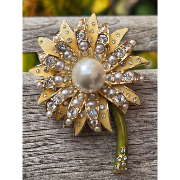 Vintage St. John Flower Brooch Enamel w/ Rhinestones & Faux Pearls - Picture 1 of 10